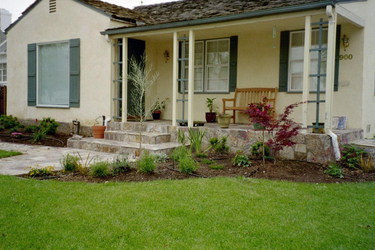 Vaca front walkway in Three Rivers flagstone